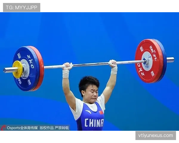 廖秋云训练完啃鸡腿的样子，真不像举重冠军